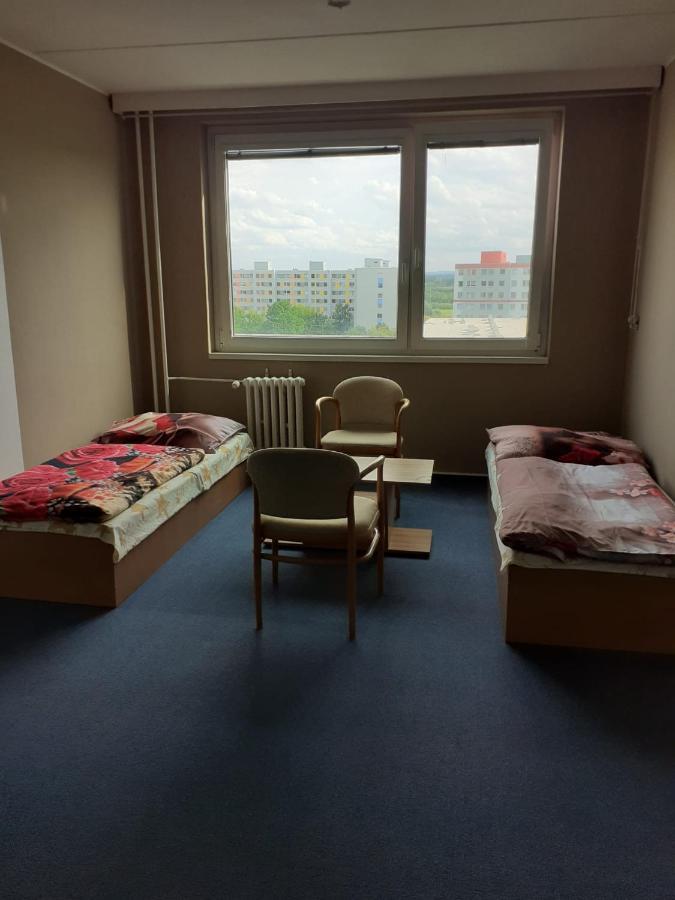 Km House Cerny Most Vandrarhem Prag Exteriör bild