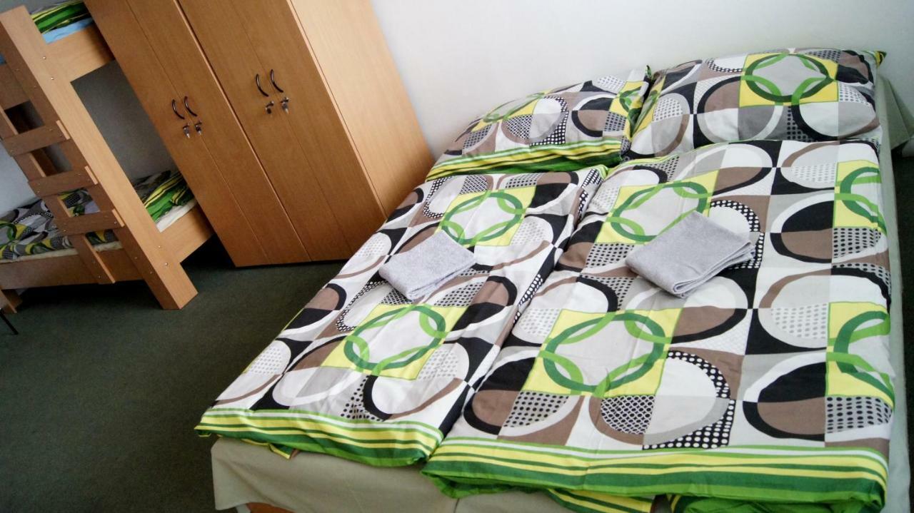 Km House Cerny Most Vandrarhem Prag Exteriör bild
