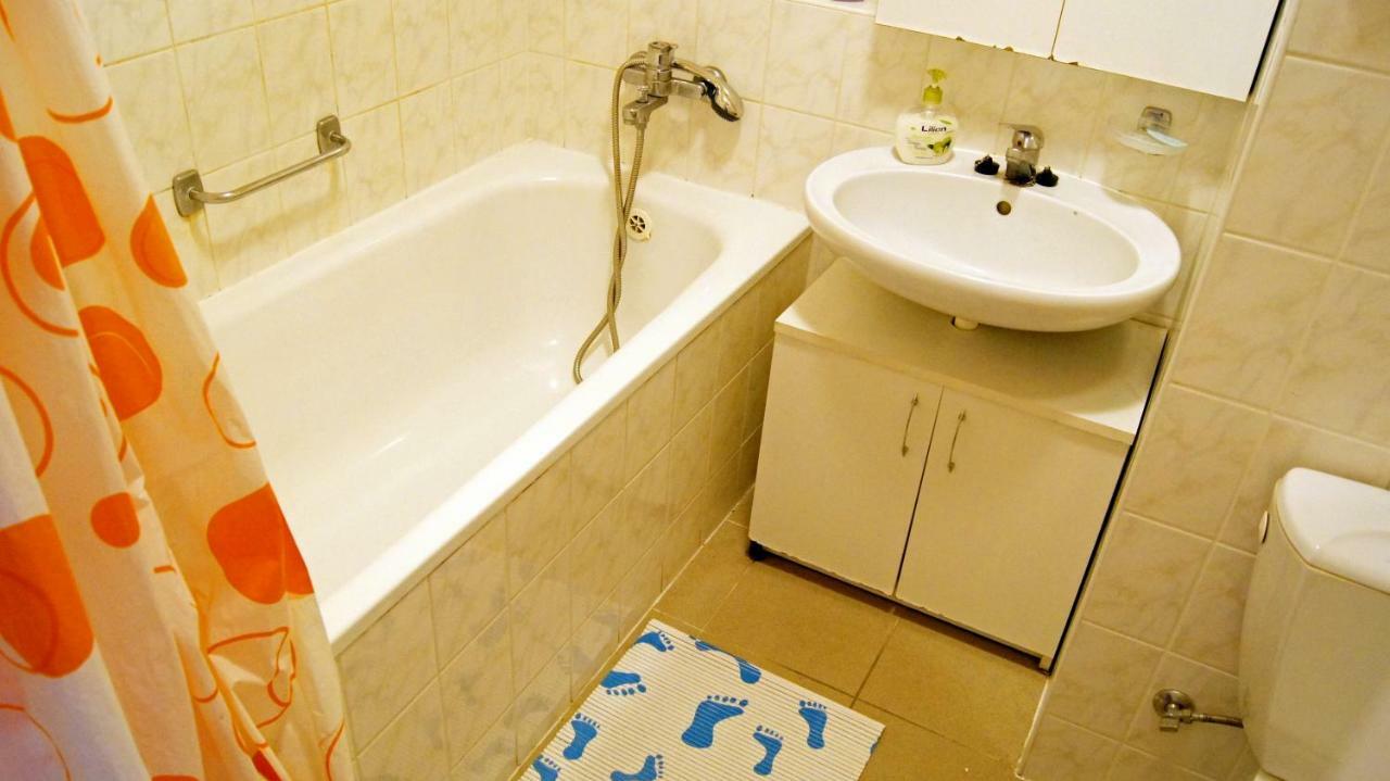 Km House Cerny Most Vandrarhem Prag Exteriör bild