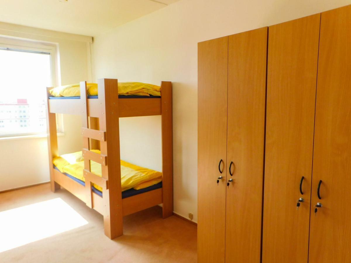 Km House Cerny Most Vandrarhem Prag Exteriör bild