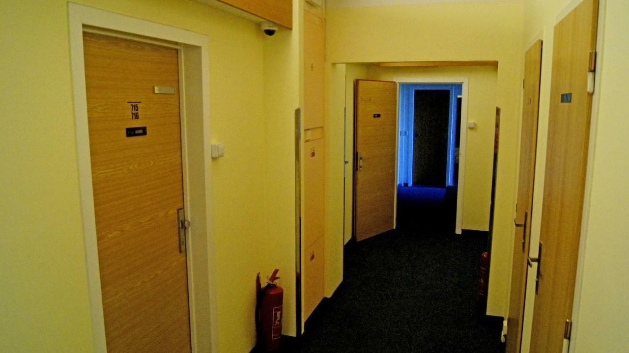 Km House Cerny Most Vandrarhem Prag Exteriör bild