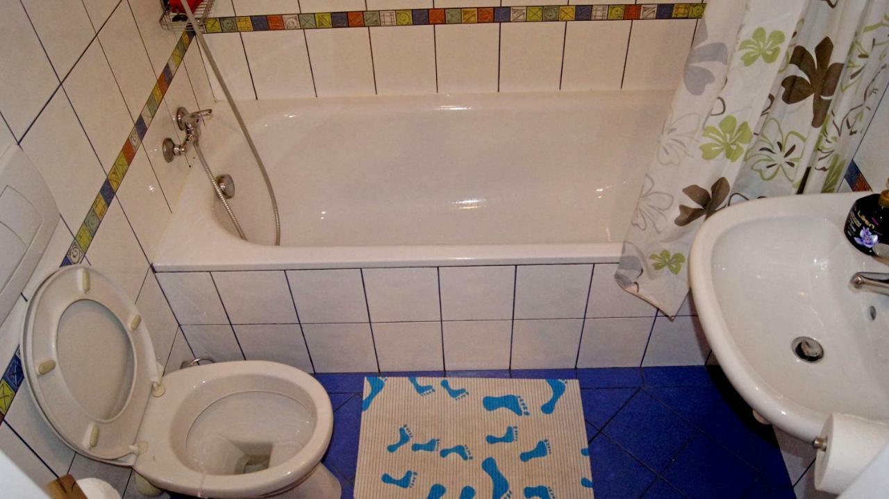 Km House Cerny Most Vandrarhem Prag Exteriör bild