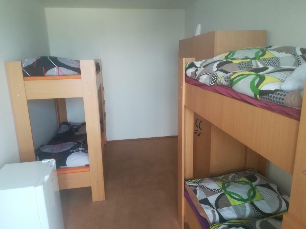 Km House Cerny Most Vandrarhem Prag Exteriör bild