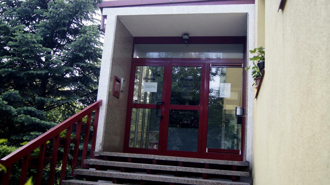 Km House Cerny Most Vandrarhem Prag Exteriör bild