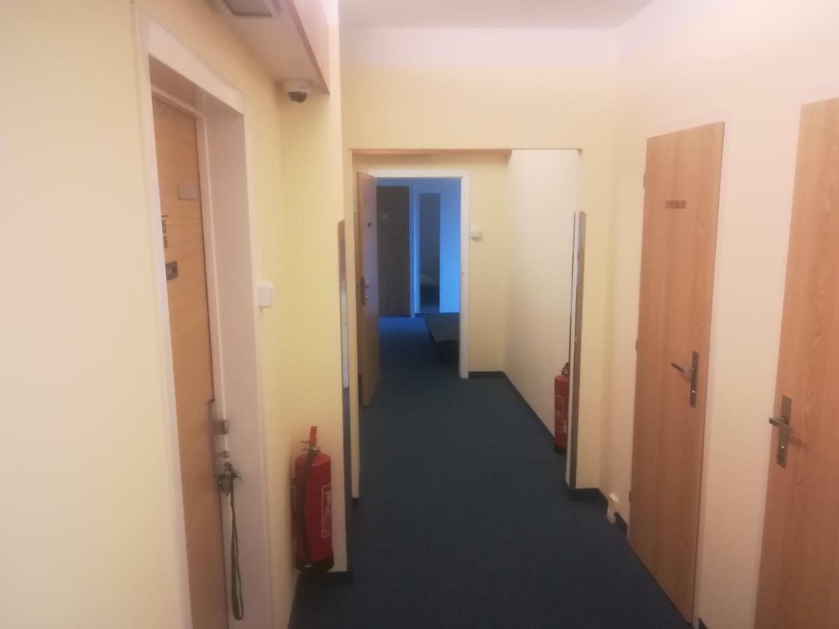 Km House Cerny Most Vandrarhem Prag Exteriör bild