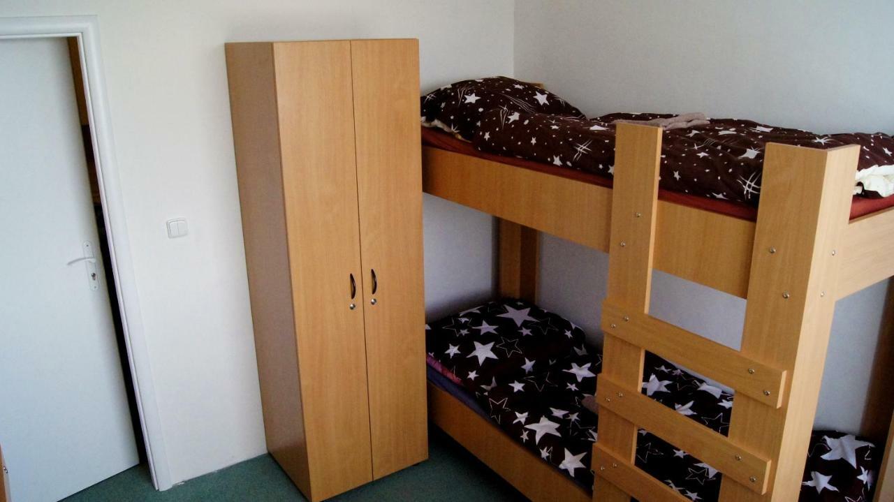 Km House Cerny Most Vandrarhem Prag Exteriör bild