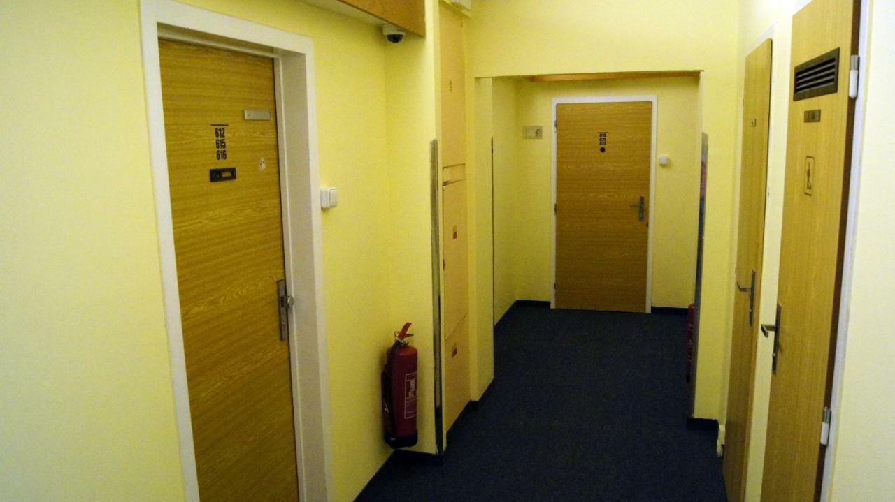 Km House Cerny Most Vandrarhem Prag Exteriör bild