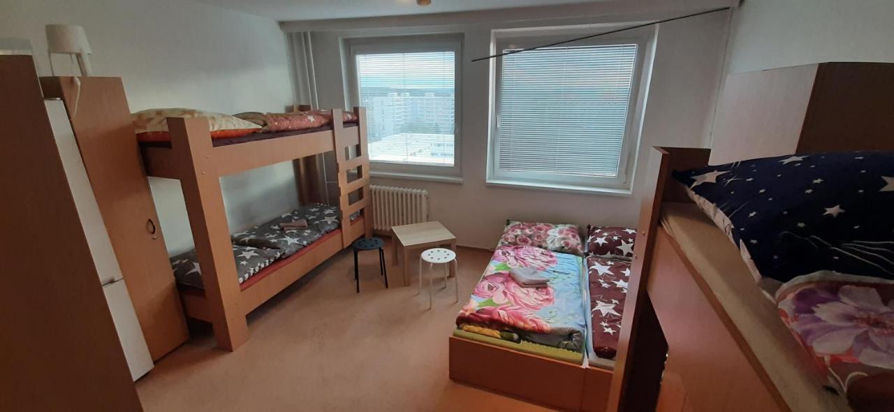 Km House Cerny Most Vandrarhem Prag Exteriör bild